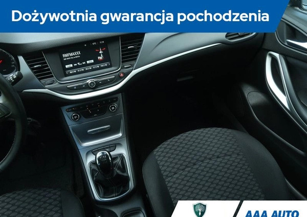 Opel Astra cena 53000 przebieg: 77026, rok produkcji 2017 z Dynów małe 277